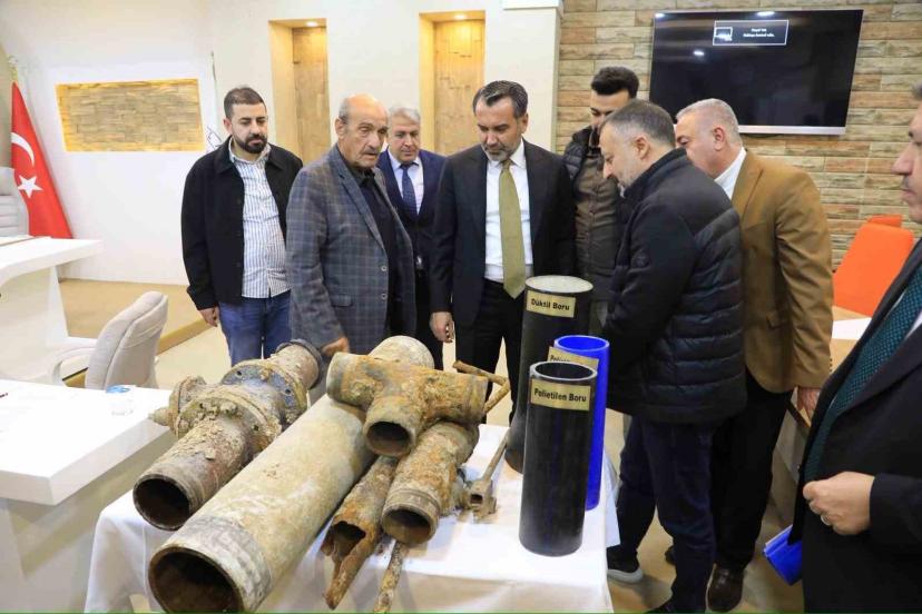 Meclis toplantısına eski içme suyu borularını getiren Başkan Şerifoğulları: "İçme suyu hattı döşeme çalışmalarımız yüzde 99 seviyesine ulaşmıştır"