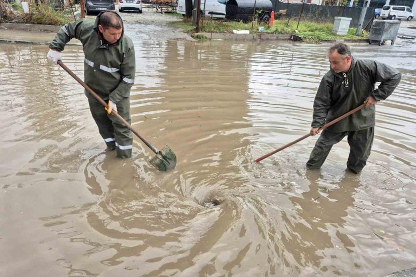 Menteşe Belediye ekipleri su baskınlarına müdahale ediyor