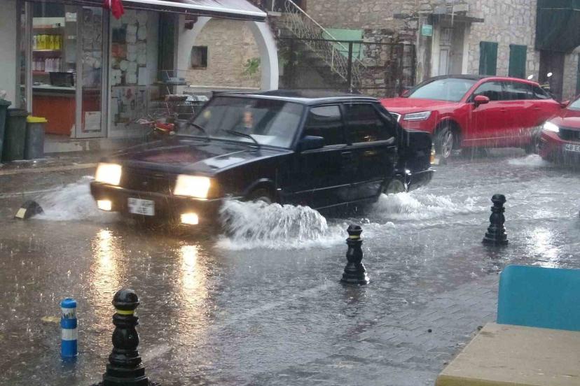 Menteşe’de şiddetli yağmur ve dolu etkili oluyor