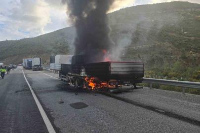 Mermer yüklü tır alevlere teslim oldu