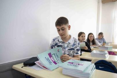 Mersin’de 5 bin öğrenciye ücretsiz kaynak kitap dağıtıldı