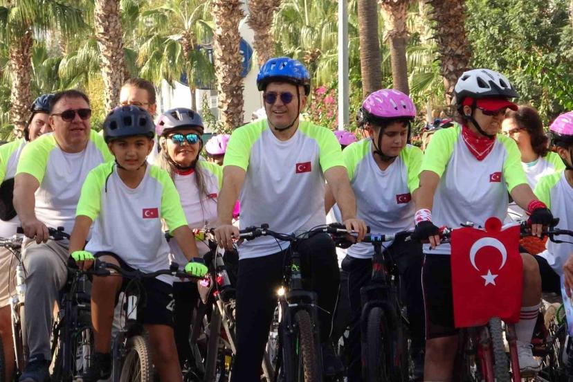 Mersin’de yaşlısından gencine bisiklet tutkunları pedal çevirdi