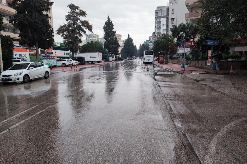 Meteorolojinin kuvvetli yağış uyarısı yaptığı Adana’da yağmur başladı