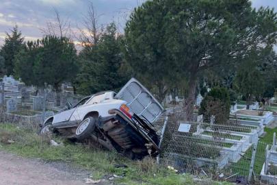 Mezarlığa uçtu, firar etti: Tekrar kaza mahalline gelen sürücü alkollü çıktı