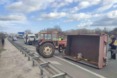 Midibüs traktör römorkuna çarptı: 1 yaralı