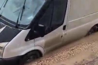 Minibüs çöken yolda mahsur kaldı