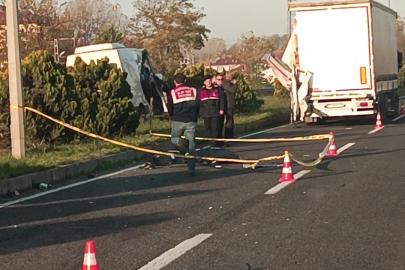 Minibüs, tırın römorkuna çarptı: 1 ölü, 2 yaralı