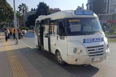 Minibüse çarpmamak için motosikleti devirdi: 1 yaralı