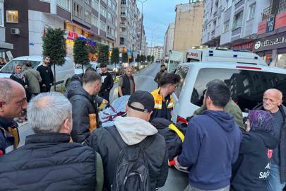 Minibüsün açılan kapısına çarpan motosikletli savruldu: 1 yaralı