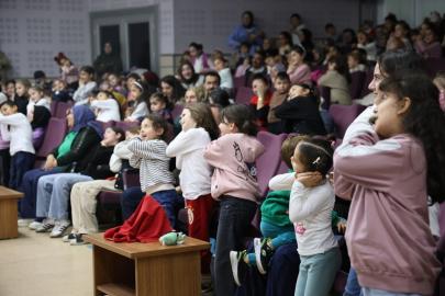 Minik izleyicilerden tiyatro oyununa tam not