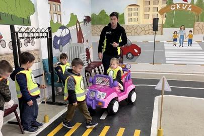 Minik öğrencilere uygulamalı trafik eğitimi