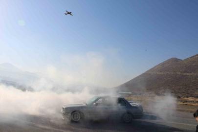 Model uçaklarla klasik otomobiller aynı pistte buluştu