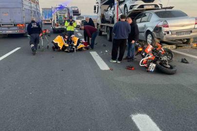Motosiklet emniyet şeridinde duran tıra çarptı: 1 yaralı
