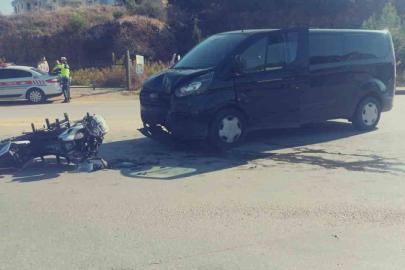 Motosiklet ile hafif ticari araç çarpıştı, sürücü kask sayesinde hayatta kaldı