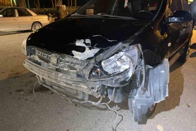 Motosiklet ile otomobil çarpıştı: 2 genç yaralandı