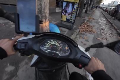 Motosiklet kaydı, duba şaşırttı: Sinirle çıktı, mizahla bitti