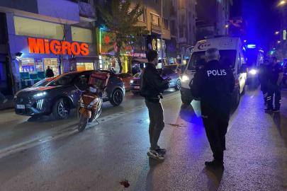 Motosiklet önce yayaya, sonra otomobile çarptı: 2 yaralı