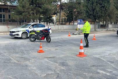 Motosiklet otomobille çarpıştı, 1 kişi yaralandı