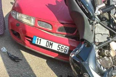 Motosiklet, ’U’ dönüşü yapan otomobile çarptı: 2 yaralı