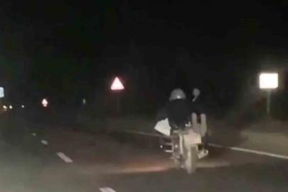 Motosikleti yüzüstü uzanarak kullanan sürücüye 5 bin 146 TL ceza