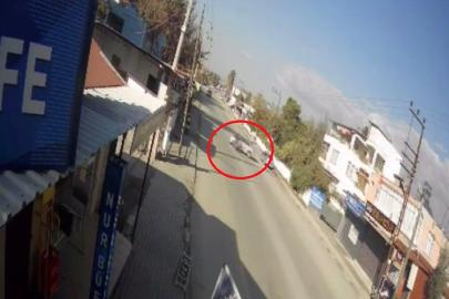 Motosikletin, dönüş yapmak isteyen otomobile ok gibi sağlandığı kaza kamerada