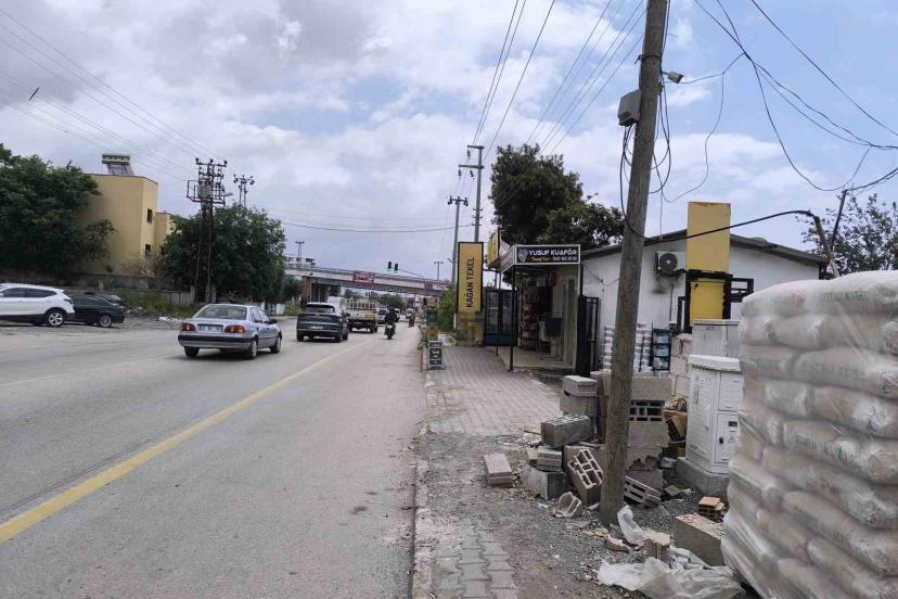 Motosikletin, dönüş yapmak isteyen otomobile ok gibi saplandığı anlar kameraya yansıdı