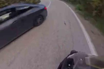 Motosikletlinin saniyelerle ölümden kurtulduğu anlar kameraya yansıdı
