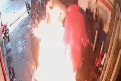 Motosikletteki yangına yanıcı maddeyle müdahale edince alevlerin arasında kaldılar: O anlar kamerada