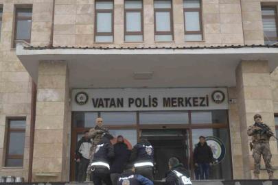 Muş’ta firari 2 şüpheli suç aleti silahla yakalanarak tutuklandı