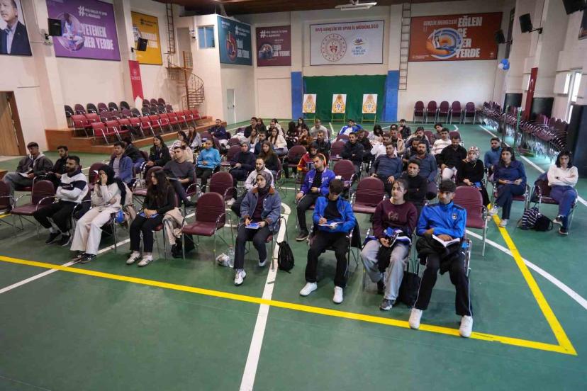 Muş’ta voleybol aday hakem kursu başladı