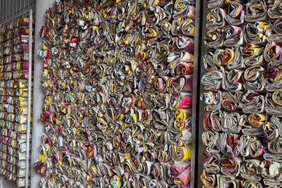 Müşteri ne içtiğini bilsin diye 18 yıldır demleyip sattığı çayların boş paketlerini sergiliyor