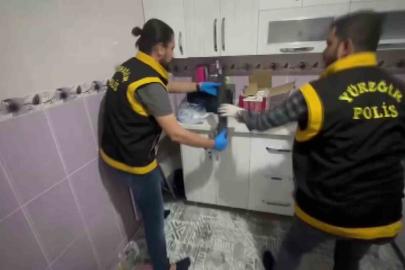 Mutfak dolabından AK-47 ve pompalı tüfek çıktı