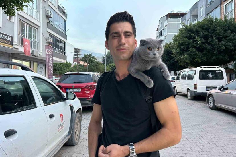 ‘Nasıl kaçmıyor’ diyenler olsa da ‘Duman’ sahibinin omzunda kenti turluyor