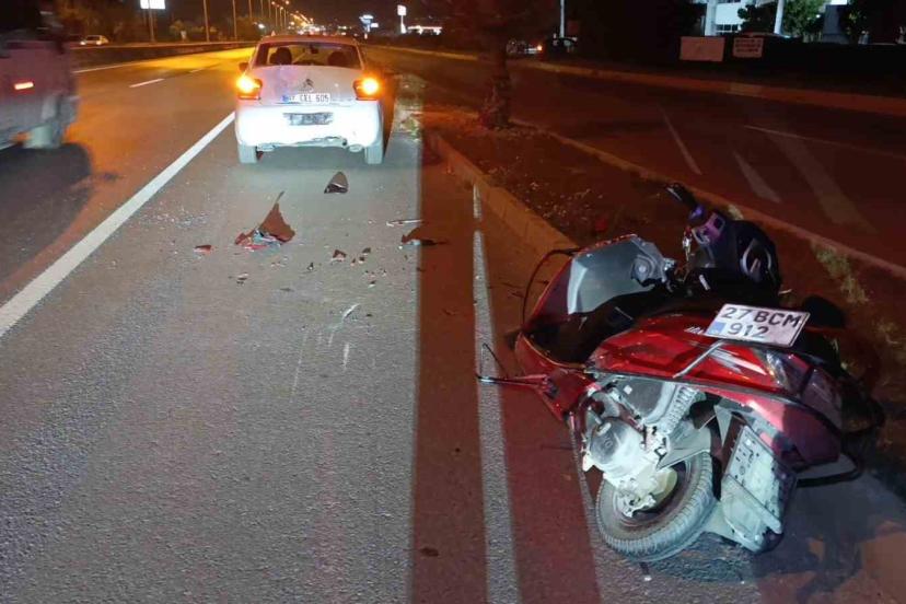 Navigasyona bakmak için duran otomobile çarpan motosiklet sürücüsü yaralandı