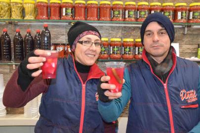 Neşeli Günler filmi gerçek oldu: Eşinin dükkanı karşısına turşucu açtı