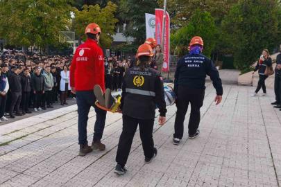 Öğrenciler, deprem tatbikatını başarıyla tamamladı