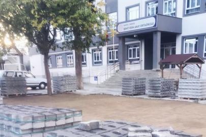 Okul bahçesine parke döşenmeye başladı