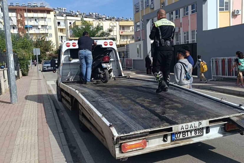 Okul önünde abartılı egzozla motosiklet süren ehliyetsiz çocuk sürücüye ceza yağdı