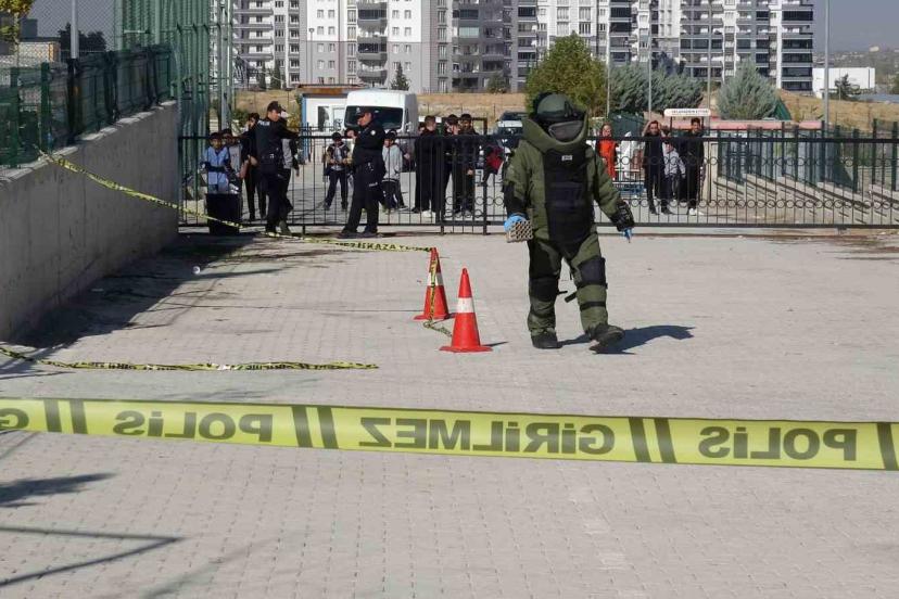 Okul yerleşkesindeki havai fişek rampası paniğe neden oldu