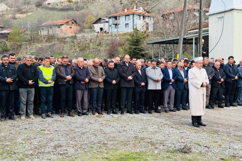Onlarca kişinin mezar yeri taşınmıştı, gıyabi cenaze namazı kılındı