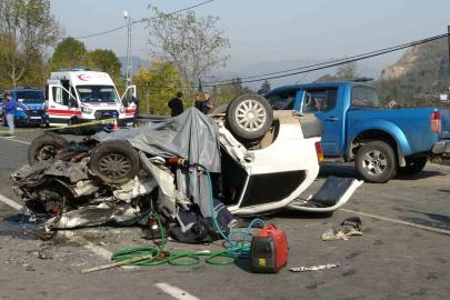 Ordu’da otomobil ile kamyonet çarpıştı: Baba öldü, sürücü oğlu ve diğer sürücü ağır yaralandı