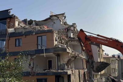 Ordu’da zemini kayan ve çatlaklar oluşan bina yıkılıyor