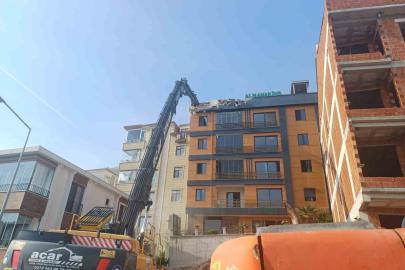 Ordu’da zemini kayan ve çatlaklar oluşan binada yıkım başladı