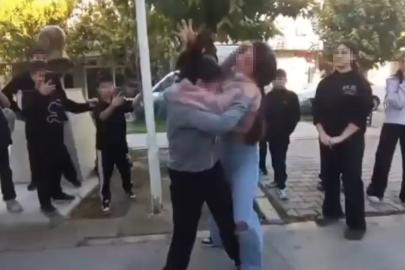 Ortaokullu kızlar birbirine girdi, arkadaşları ayırmak yerine video çekti