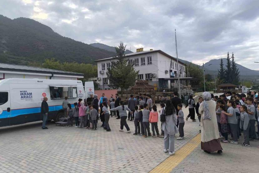 Osmaniye’de öğrencilere sıcak çorba ikramı