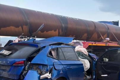 Otomobil, demir boru yüklü tırla çarpıştı: 2 yaralı