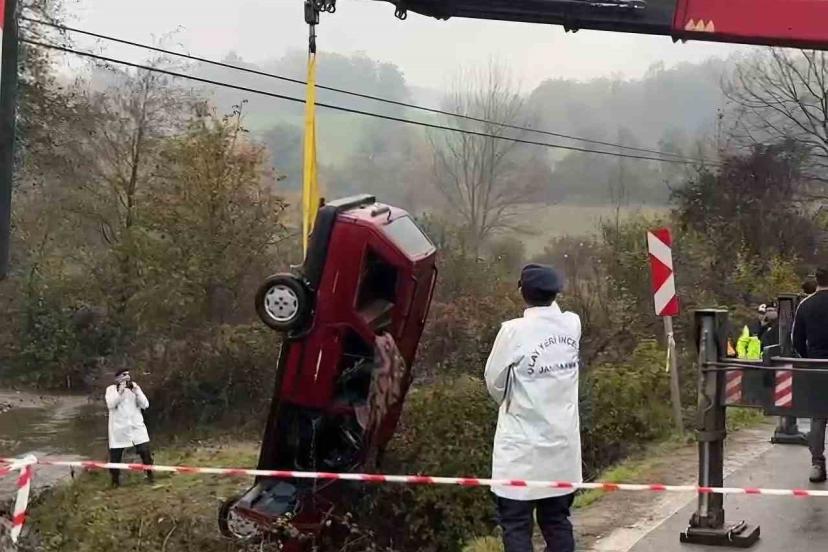 Otomobil dereye uçtu: 2 ölü, 1 yaralı