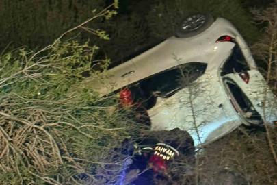 Otomobil devrildi: Sürücü halat yardımıyla kurtarıldı