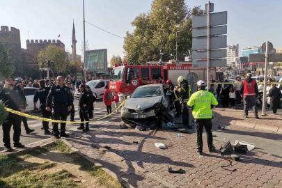Otomobil ışıkta bekleyen yayaların arasına daldı: 5 yaralı