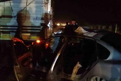 Otomobil kamyona çarptı: 2 yaralı